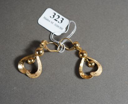 null 323- Paire de pendants d'oreilles en or jaune à décor de coeurs Pds : 4,90 ...