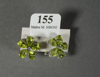 null 155- Pendants d'oreilles en or gris sertis de péridots et diamant Pds : 6,2...