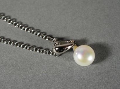 null 62- Silver necklace with a pearl Pds: 3,82 g
