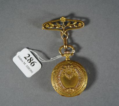 null 286- Montre de col en or jaune à décor de guirlande stylisée sertie de diamants...