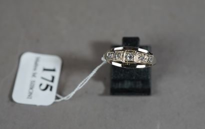 null 175- Bague Rivière en or gris ornée de 5 diamants taille ancienne Epoque 1930...