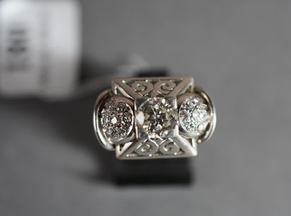 null 180- Bague en platine ornée d'un diamant taille ancienne épaulé d'un pavage...