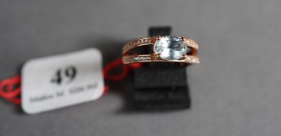 null 49- Bague en argent rose sertie d'une aigue-marine et topazes blanches TDD :...