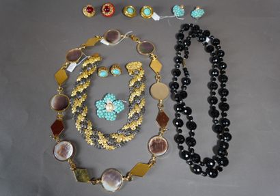 null 503- Lot de bijoux fantaisie comprenant : ceinture en métal doré et nacre, collier...