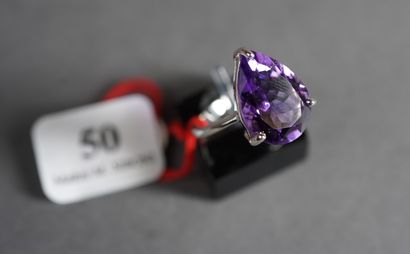 50- Silver ring set with an amethyst TDD...