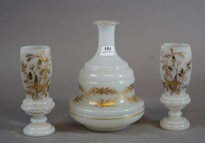 null 154- Deux verres de nuit à décor de fleurs dorées (H : 14,5 cm) et carafe (H...