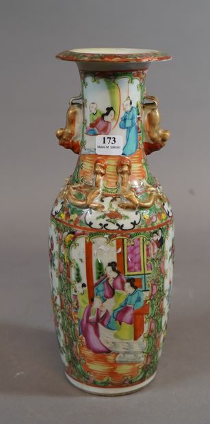 null 173- CANTON Vase en porcelaine (restaurations) H : 27 cm