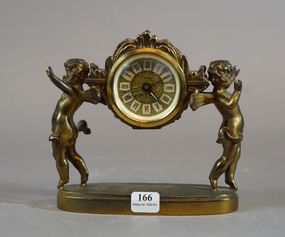 null 166- MERCEDES Pendulette à décor d'Amours en bronze et métal doré 14 x 15 c...