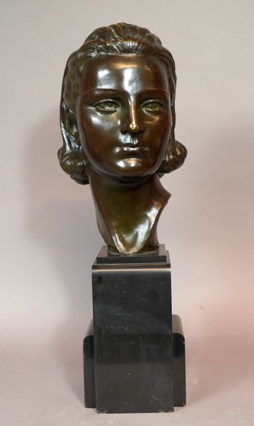 null 159- CIPRIANO-CIPRIANI Buste de jeune femme Bronze. Socle en marbre Signé H...