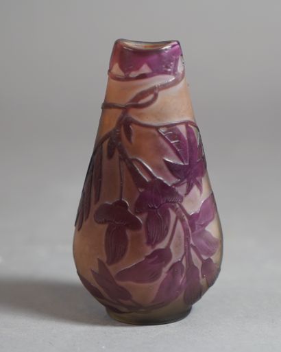 null 147- Emile GALLE Vase en verre multicouche à décor de fuchsias H : 10 cm
