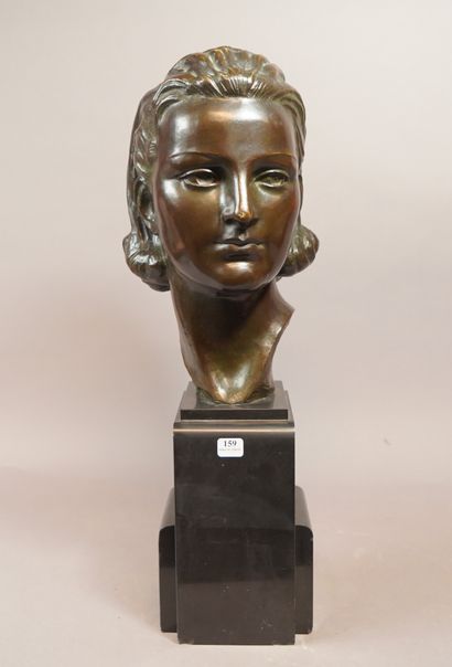 null 159- CIPRIANO-CIPRIANI Buste de jeune femme Bronze. Socle en marbre Signé H...