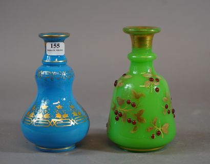 null 155- Deux carafes en verre opalin, l'une bleue à décor de fleurs dorées et l'autre...