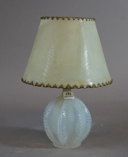 null 151- René LALIQUE Lampe ''Malines'' en verre opalescent n° 957 Signature gravée...
