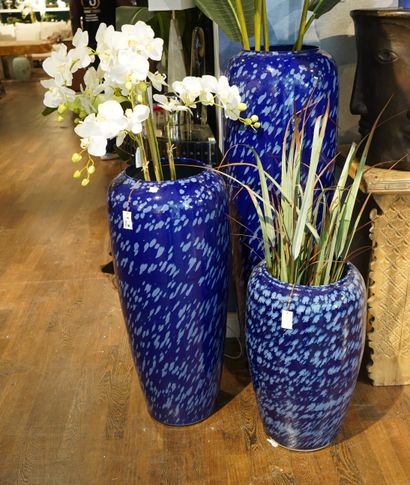 32- Trois vases en porcelaine bleue H : 61...