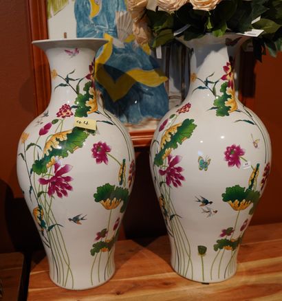 44- Deux vases en porcelaine à décor de fleurs...