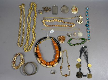 34- Lot de bijoux fantaisie : colliers, ...