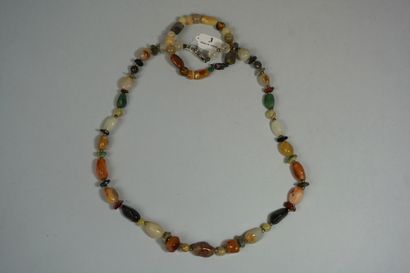 3- Bracelet et collier en perles de pierres...
