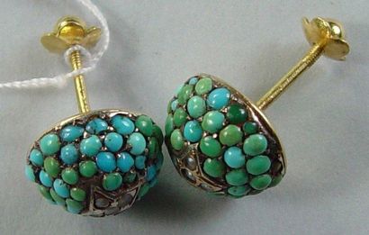 null Paire de boucles d'oreilles en jaune pavées de turquoises et petites perles....