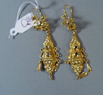 null Paire de pendants d'oreilles en or jaune enrichis de petits diamants taillés...