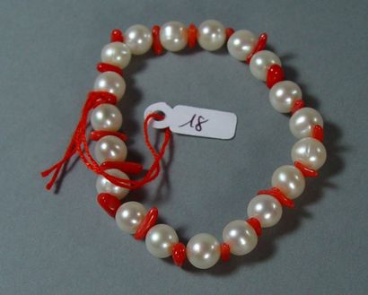 null Bracelet en perles de culture intercalées de corail naturel.