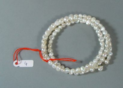null Bracelet semi-rigide composé de perles naturelles baroques, réhaussé de deux...