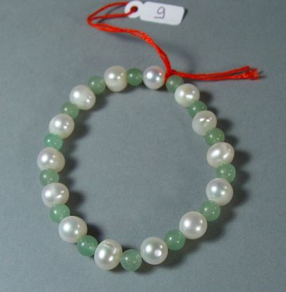 null Bracelet en perles de culture intercalées de jade naturel clair.
