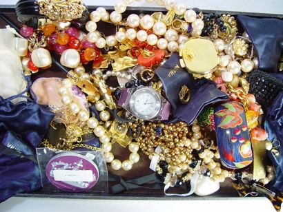 null Lot de bijoux fantaisie comprenant: colliers, bagues, broches, boucles d'oreilles,...