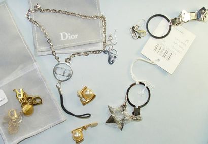 CHRISTIAN DIOR Trois paires de boucles et clips d'oreilles, chaîne et deux portes...