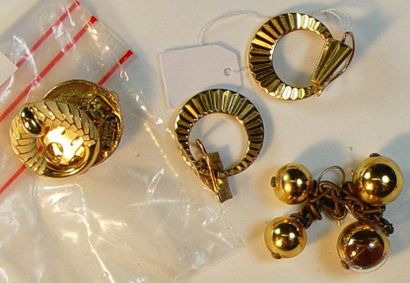 null Trois paires de pendants d'oreilles et boucles en métal doré, dont l'une émaillée...