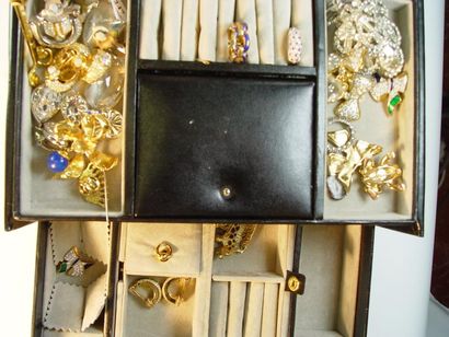 null Lot de bijoux fantaisie comprenant: broches, bagues, boucles d'oreilles et leur...