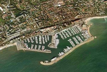 null 1-	Place de port :
Longueur 12m (tolérance 13.20m) – largeur 4m50
Amodiation...
