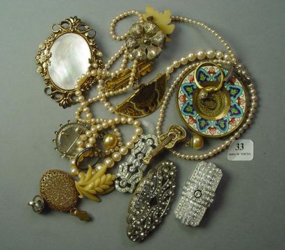 null Lot de bijoux fantaisie, colliers, boucles d'oreilles, broches, cadre photo...