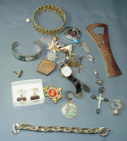 null Lot de bijoux fantaisie, bracelets, montre, crucifix, etc.