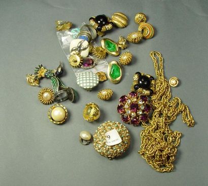 null Lot de bijoux fantaisie: colliers, broches, boucles d'oreilles, chaînes de cou,...