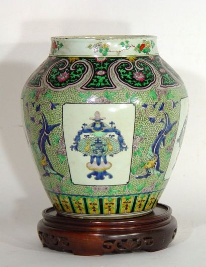 Vase boule en porcelaine à décor de fleurs...