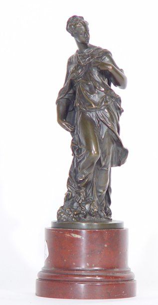 null Sujet en bronze patiné « Femme drapée » Socle de marbre Haut : 26cm