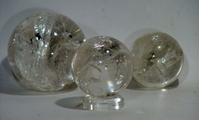 Trois boules en verre