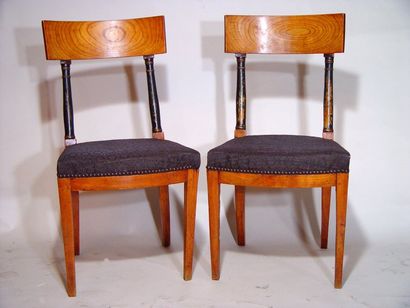 Paire de chaises en bois clair et montants...