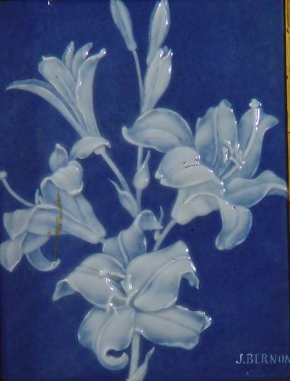 J.BERNON Plaque en porcelaine blanche et bleue à décor de lys Dim : 30x23 cm