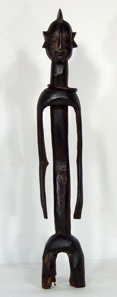 null Statuette MUMUYE très stylisée, en bois sombre, portant un collier. CONGO. Haut:...