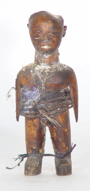 null Statuette masculine en bois patiné à rehauts de couleurs. TOGO. Haut: 13cm