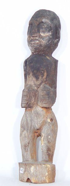 null BOCHIO: Statuette masculine en bois à patine croûteuse. ABOMEY. Haut: 45cm