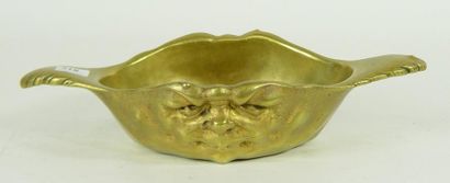 L. KANN Coupe à oreilles en bronze ciselé et doré à décor de deux mascarons CHEBAUT...
