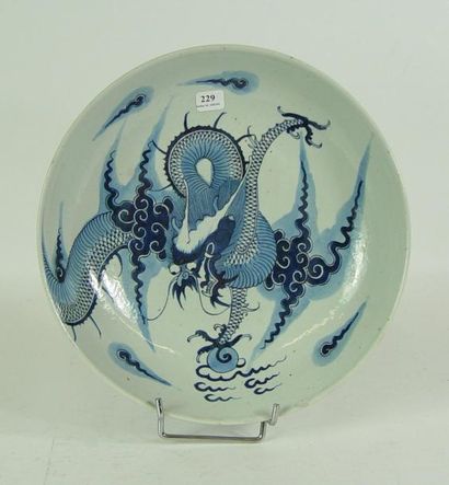 null Coupe en porcelaine blanche et bleue à décor de dragon (égrenure)