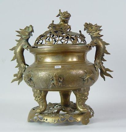 null Important brûle-parfum en bronze doré à décor de dragons, chien de Fo et crustacés...