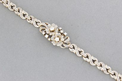 null Bracelet en or et platine à motifs de fleurs entièrement serti de diamants....
