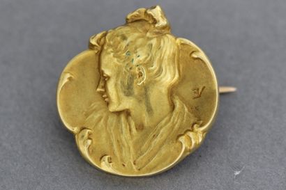 null Broche 1900 en or à motif de tête de femme (monogrammé). Poids: 6,8 g