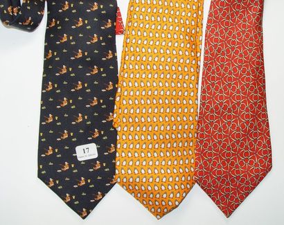 HERMES Paris Lot de trois cravates en soie imprimée