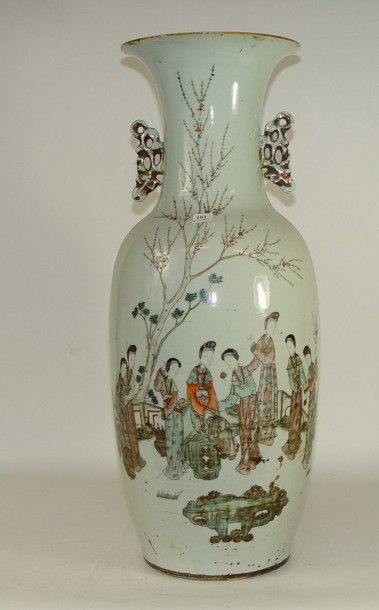 null Très beau vase à collerette en porcelaine décoré d'une assemblée de femmes et...