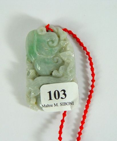 null Pendentif en jade céladon représentant le dragon impérial. Chine. Epoque Qi...